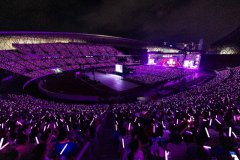 周深十周年演唱会首次家乡开唱 蹦苗迪唱新歌引